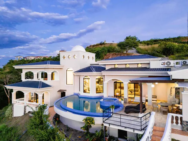 Luxury Villa in Guanacaste with Infinity Pool and Panoramic Ocean & Volcano Views