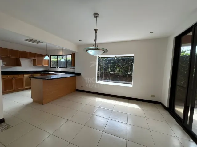 Spacious 4-Bedroom Townhouse in Villas de Valencia Condominium, Escazú