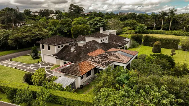 Monteran Luxury Home: Exquisite 3-Bedroom Residence