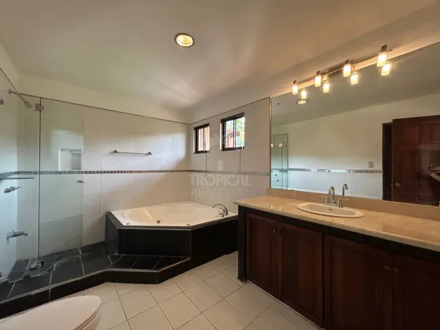 Spacious 4-Bedroom Townhouse in Villas de Valencia Condominium, Escazú