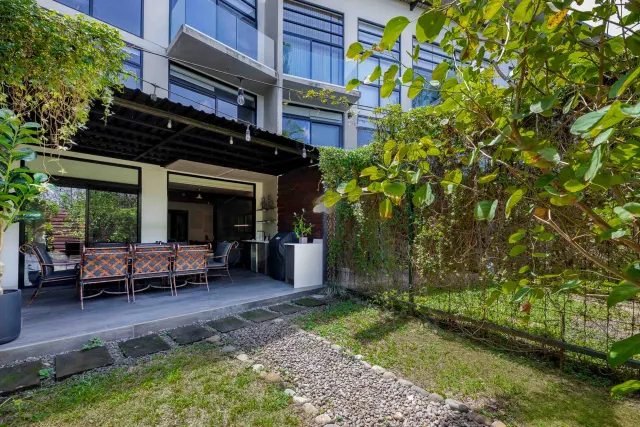 Modern Apartment with Private Garden in Arborea Flats, Santa Ana