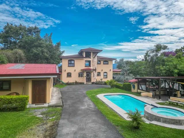 Panoramic home Escazu, property with a home and 2 apartments