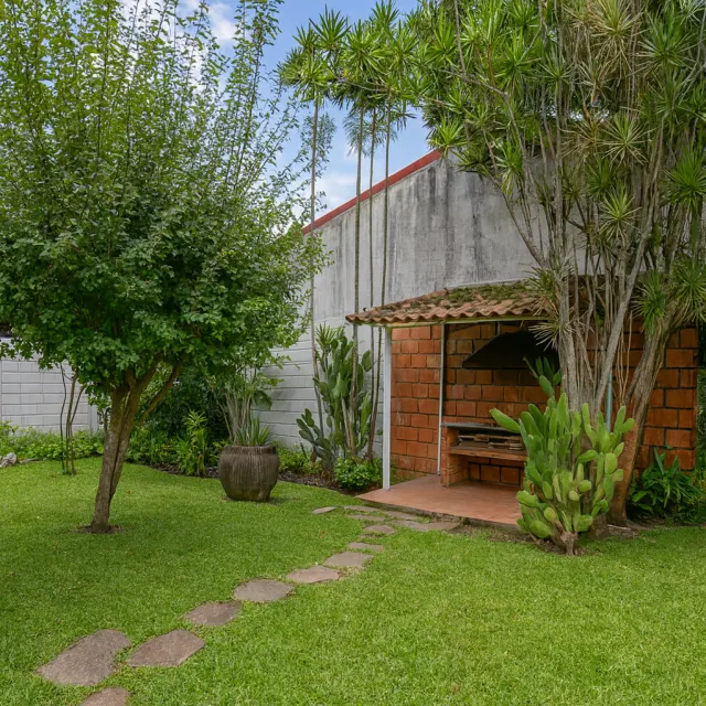 One-Story Home for Sale – Los Laureles, Escazú | Prime Location, Views & Timeless Design