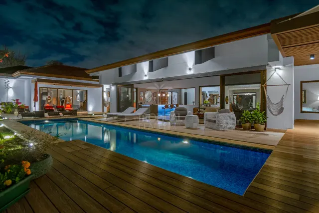 La Hacienda Cosmopolitan Chic – Exclusive Single-Level Luxury Estate in Santa Ana
