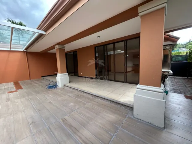 Spacious 4-Bedroom Townhouse in Villas de Valencia Condominium, Escazú