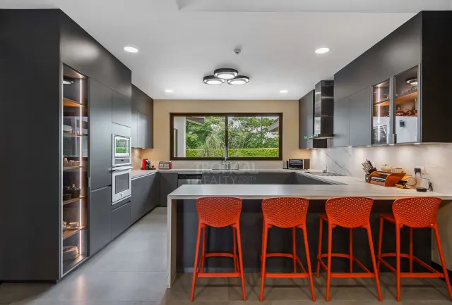 La Hacienda Cosmopolitan Chic – Exclusive Single-Level Luxury Estate in Santa Ana