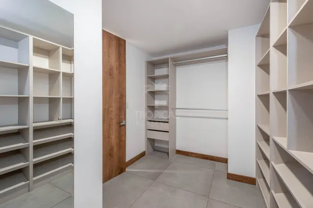 Luxury 10th Floor Condo with Panoramic Views in Nunciatura