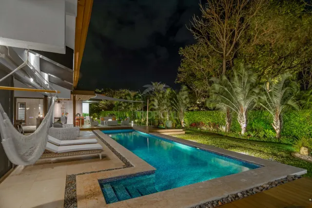 La Hacienda Cosmopolitan Chic – Exclusive Single-Level Luxury Estate in Santa Ana