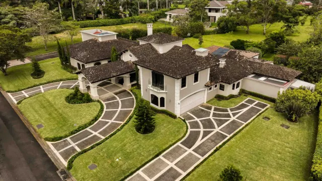 Monteran Luxury Home: Exquisite 3-Bedroom Residence
