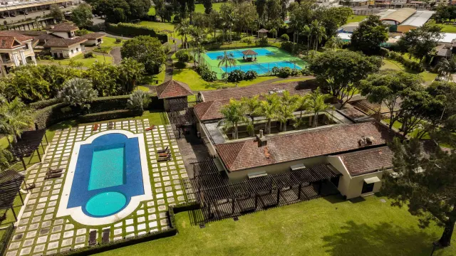 Monteran Luxury Home: Exquisite 3-Bedroom Residence