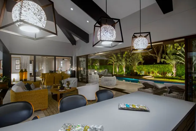 La Hacienda Cosmopolitan Chic – Exclusive Single-Level Luxury Estate in Santa Ana