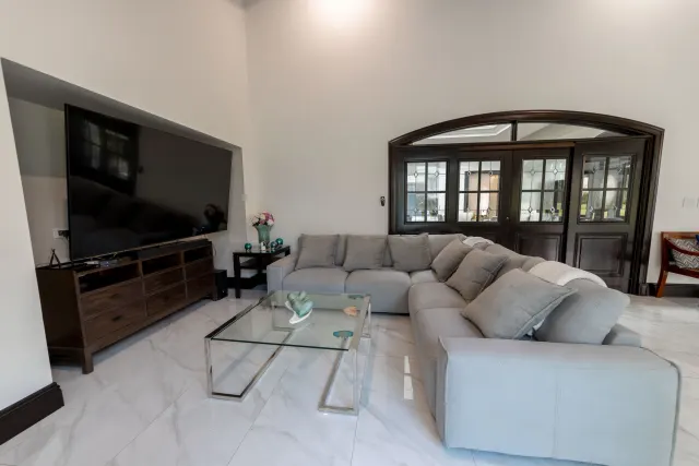 Monteran Luxury Home: Exquisite 3-Bedroom Residence