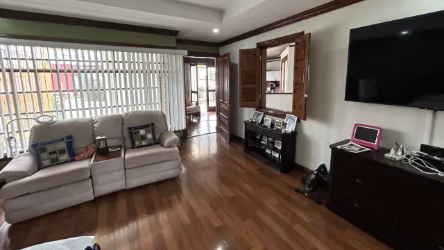 Home for Sale in Rohrmoser, Pavas – Spacious Layout & Private Terrace