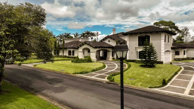 Monteran Luxury Home: Exquisite 3-Bedroom Residence