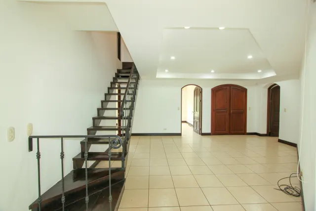 House for sale or rent, single-story, in the Bosques Lindora condominium, Santa Ana. RENTED
