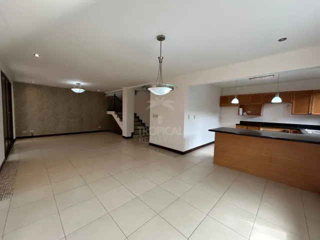 Spacious 4-Bedroom Townhouse in Villas de Valencia Condominium, Escazú