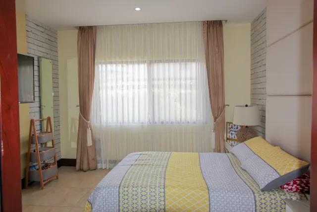 House for Sale: Lomas del Valle Condominium, Santa Ana