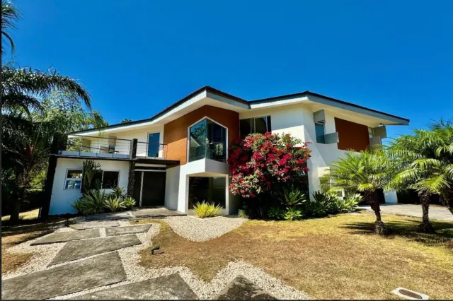 Charming two-story residence in Los Reyes La Guacima