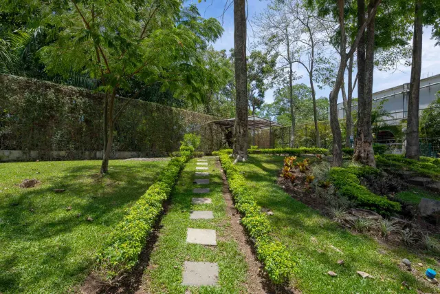 Modern Apartment with Private Garden in Arborea Flats, Santa Ana