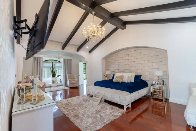 Monteran Luxury Home: Exquisite 3-Bedroom Residence