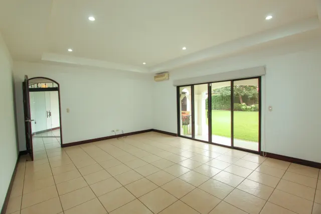 House for sale or rent, single-story, in the Bosques Lindora condominium, Santa Ana. RENTED