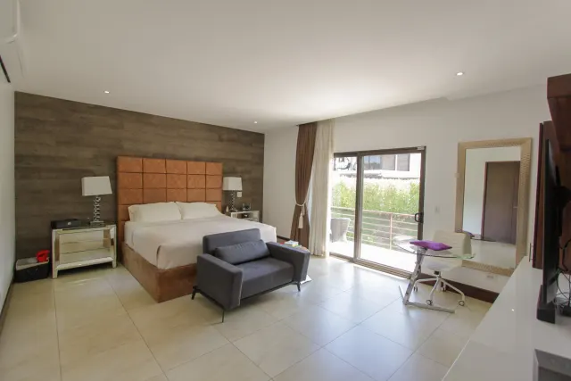 House for Sale: Lomas del Valle Condominium, Santa Ana