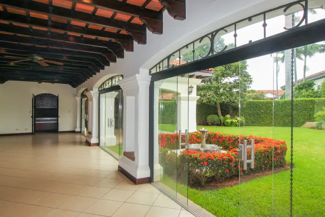 House for sale or rent, single-story, in the Bosques Lindora condominium, Santa Ana. RENTED