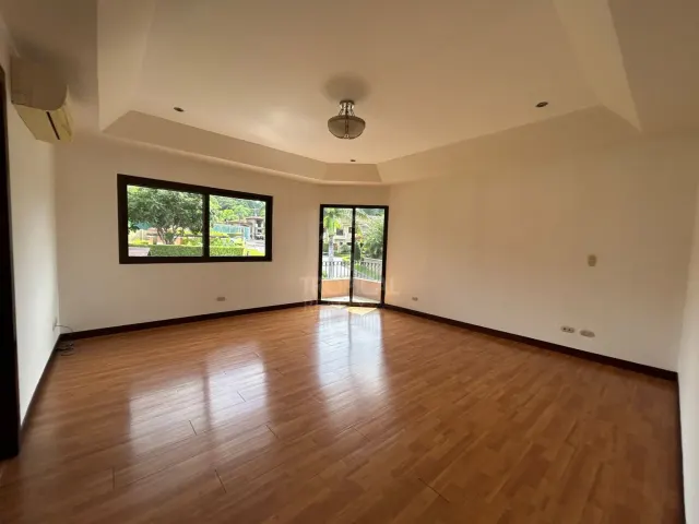 Spacious 4-Bedroom Townhouse in Villas de Valencia Condominium, Escazú