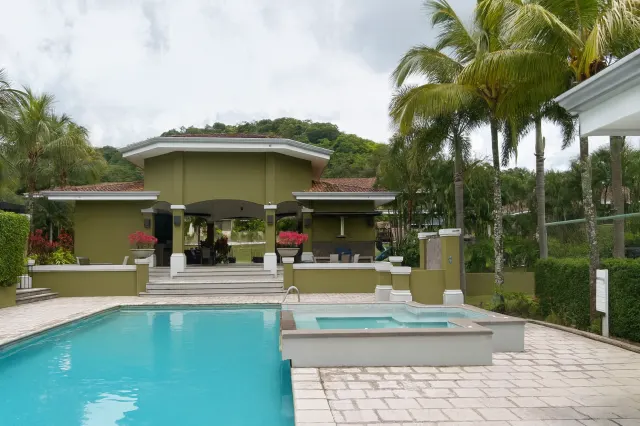 Townhouse for Rent or Sale with Garden and Full Amenities – Pozos de Santa Ana