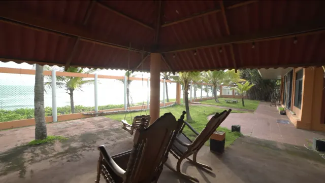 Beachfront home with Pool and Cottage