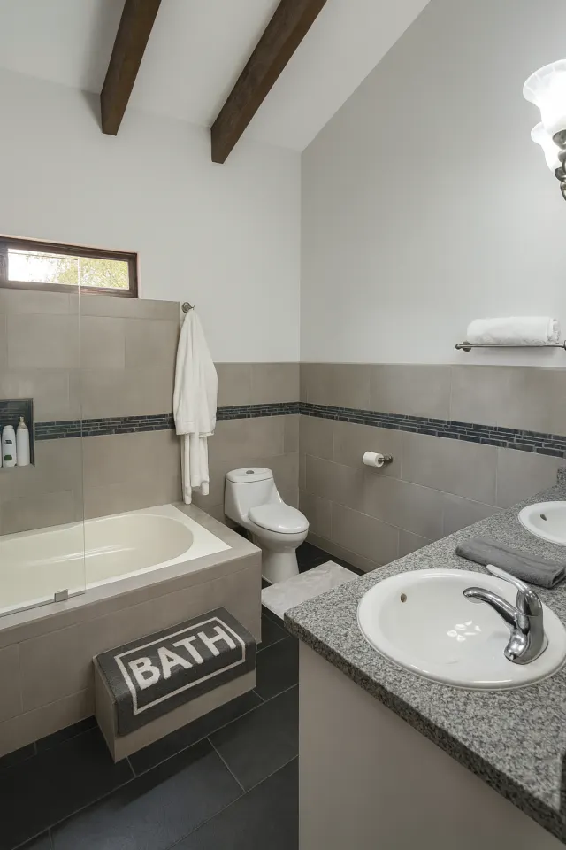 Stunning Home with Pool, Guest Apartments and Panoramic Views in Escazú