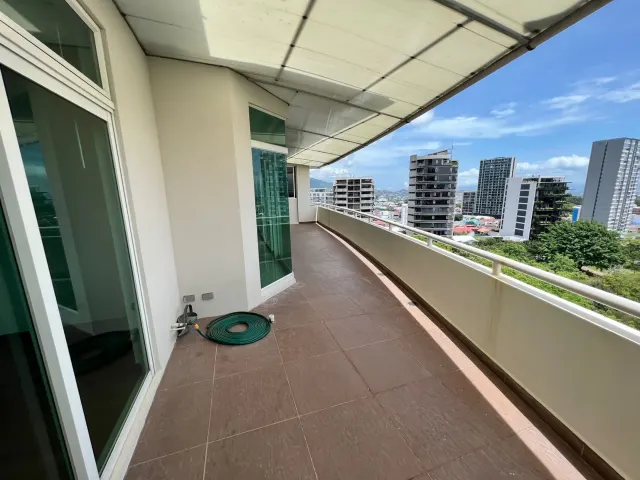 Penthouse Exclusivo en Torre Nunciatura: Elegancia y Funcionalidad