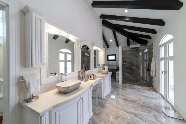 Monteran Luxury Home: Exquisite 3-Bedroom Residence