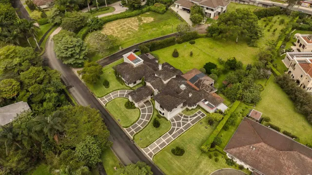 Monteran Luxury Home: Exquisite 3-Bedroom Residence