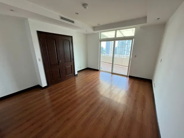 Penthouse Exclusivo en Torre Nunciatura: Elegancia y Funcionalidad