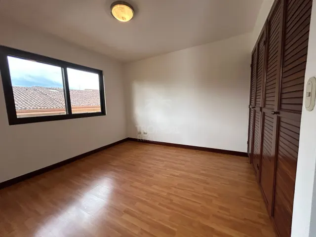 Spacious 4-Bedroom Townhouse in Villas de Valencia Condominium, Escazú