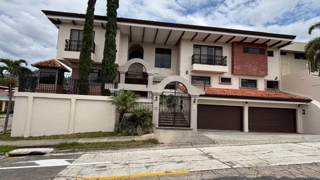 Independent Luxury Home in Los Laureles, Escazú