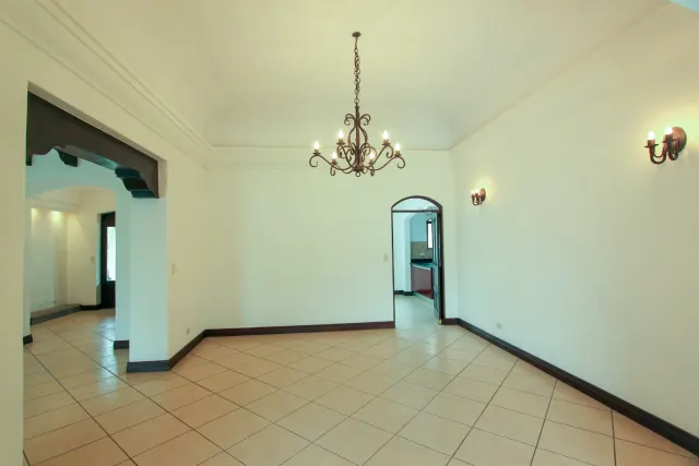 House for sale or rent, single-story, in the Bosques Lindora condominium, Santa Ana. RENTED