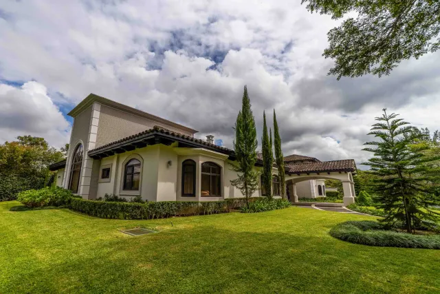 Monteran Luxury Home: Exquisite 3-Bedroom Residence