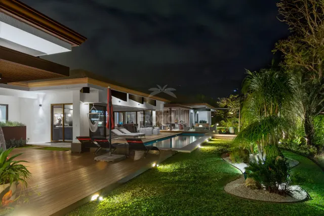 La Hacienda Cosmopolitan Chic – Exclusive Single-Level Luxury Estate in Santa Ana