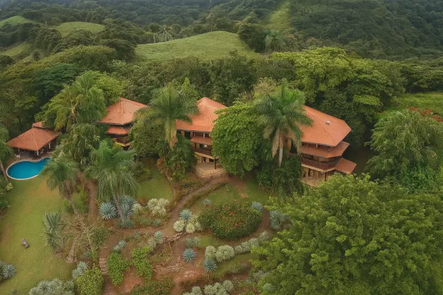 Property for sale with 3 houses and a cabin in Esparza!