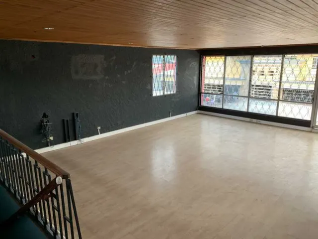 House in Sabana fixer upper