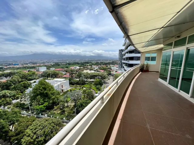 Penthouse Exclusivo en Torre Nunciatura: Elegancia y Funcionalidad