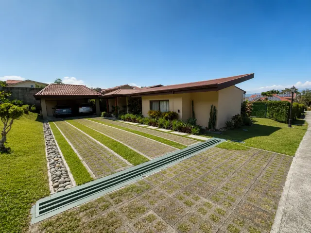 Single-Story Home for Sale in Piedades de Santa Ana – Expansive 1,927 m² Lot and Private Setting