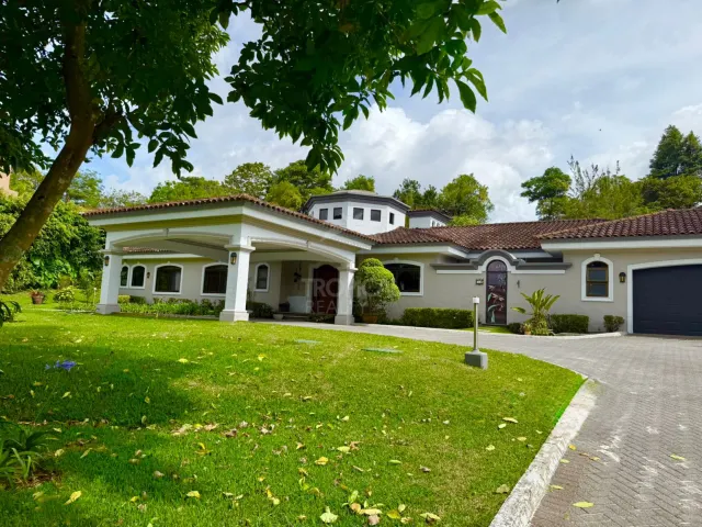 Luxury Single-Story Home in Monterán, Curridabat – 4 Bedrooms, Jacuzzi & 2,800 m² Lot