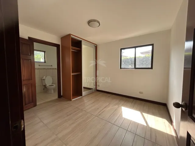Spacious 4-Bedroom Townhouse in Villas de Valencia Condominium, Escazú