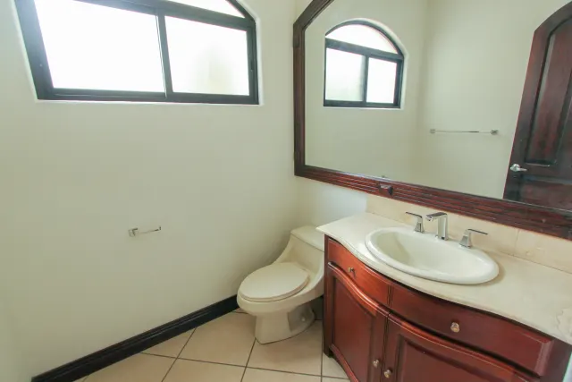 House for sale or rent, single-story, in the Bosques Lindora condominium, Santa Ana. RENTED