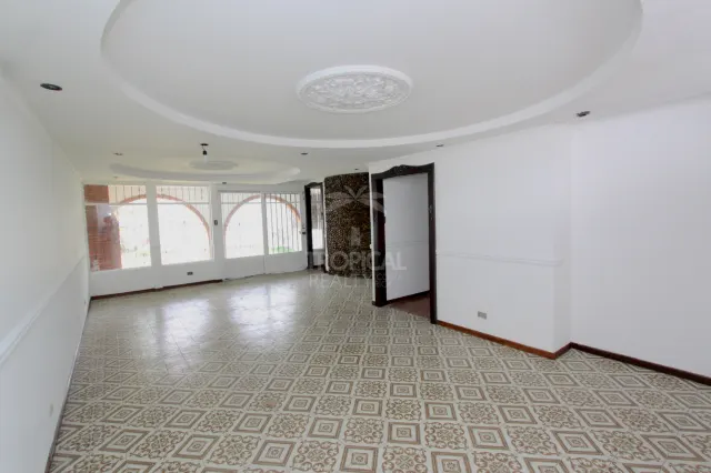 Mixed-Use Property for Sale in Sabana Sur – Spacious Layout with Outstanding Commercial Potential