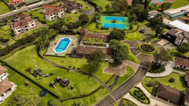 Monteran Luxury Home: Exquisite 3-Bedroom Residence