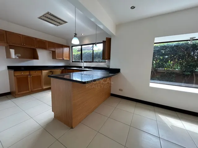 Spacious 4-Bedroom Townhouse in Villas de Valencia Condominium, Escazú